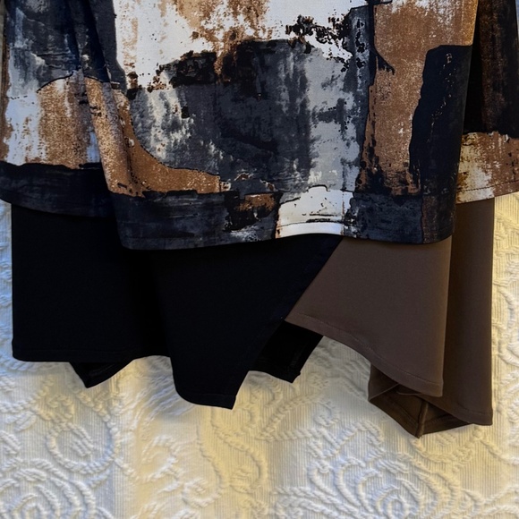 Eva Varro - Tunic with Shark-Bite Hem - Picture 3 of 5